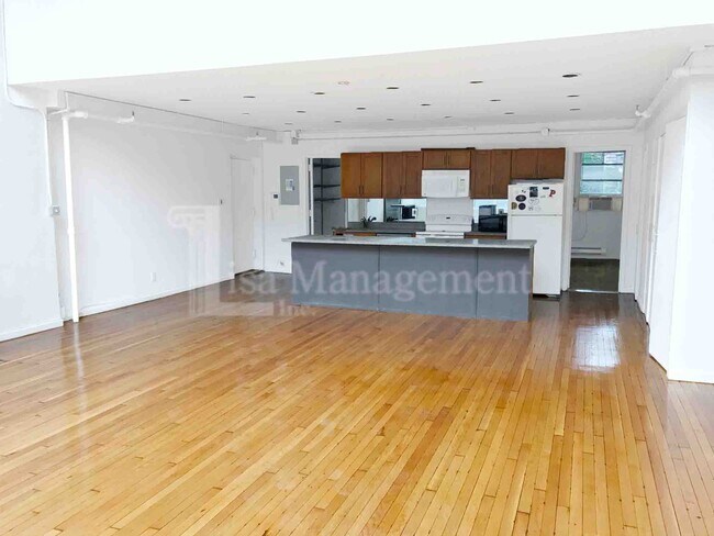 Building Photo - 144 Bleecker St