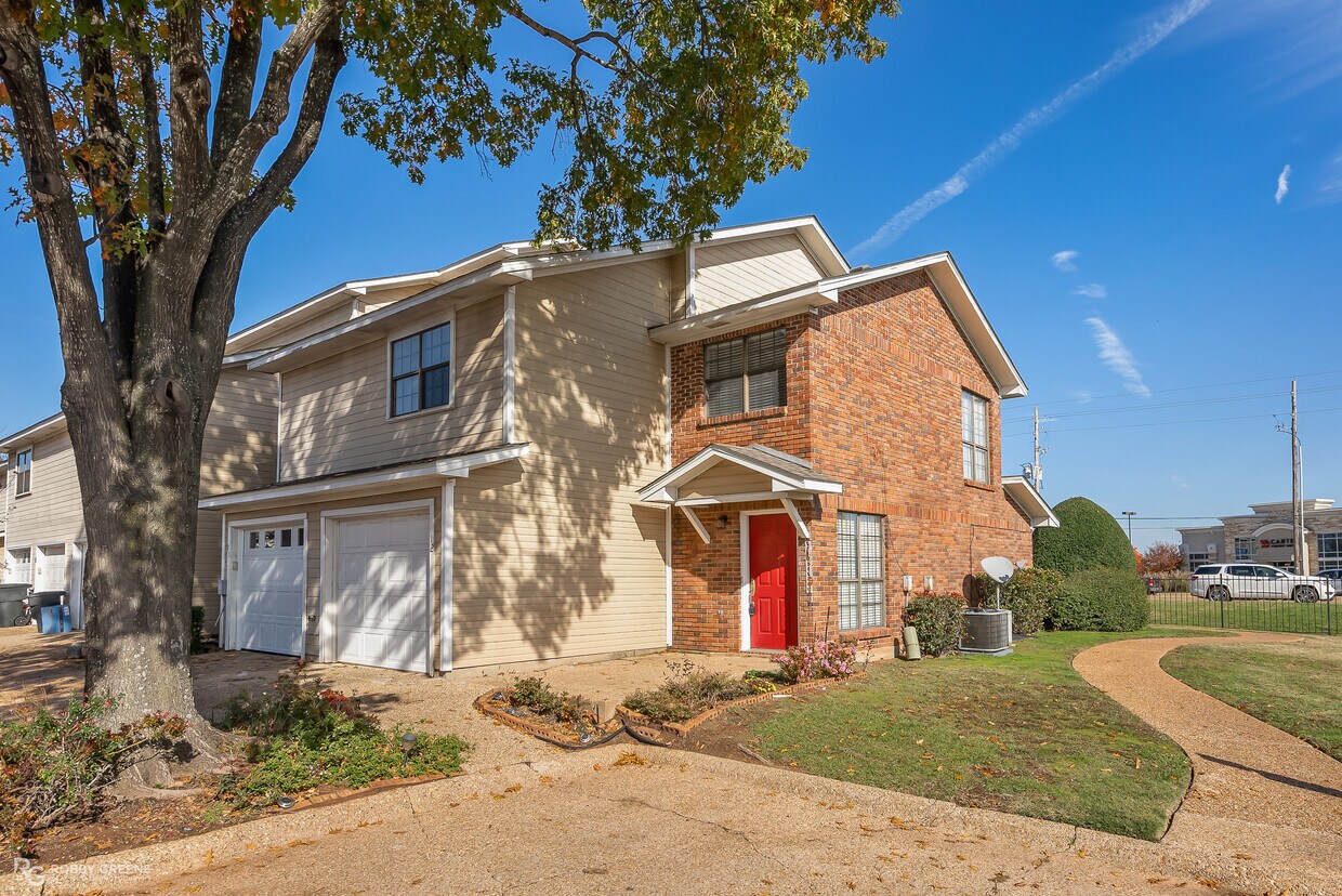 Primary Photo - 12 Meadow Creek Dr