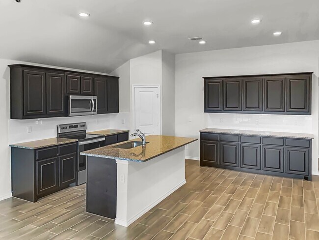 Building Photo - 10008 Ginkgo Ln