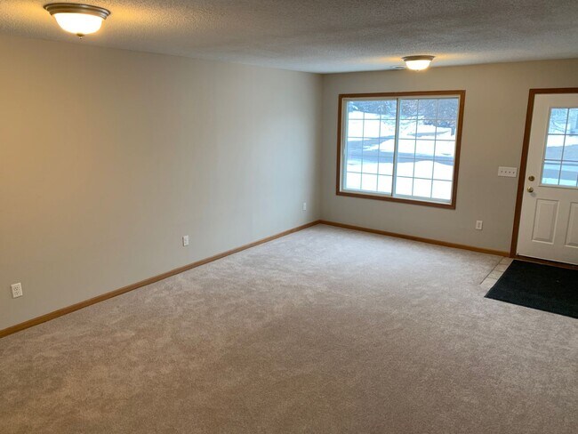 Building Photo - End Unit 3 Bed/1.5 Bath near Woodbury Dr/9...