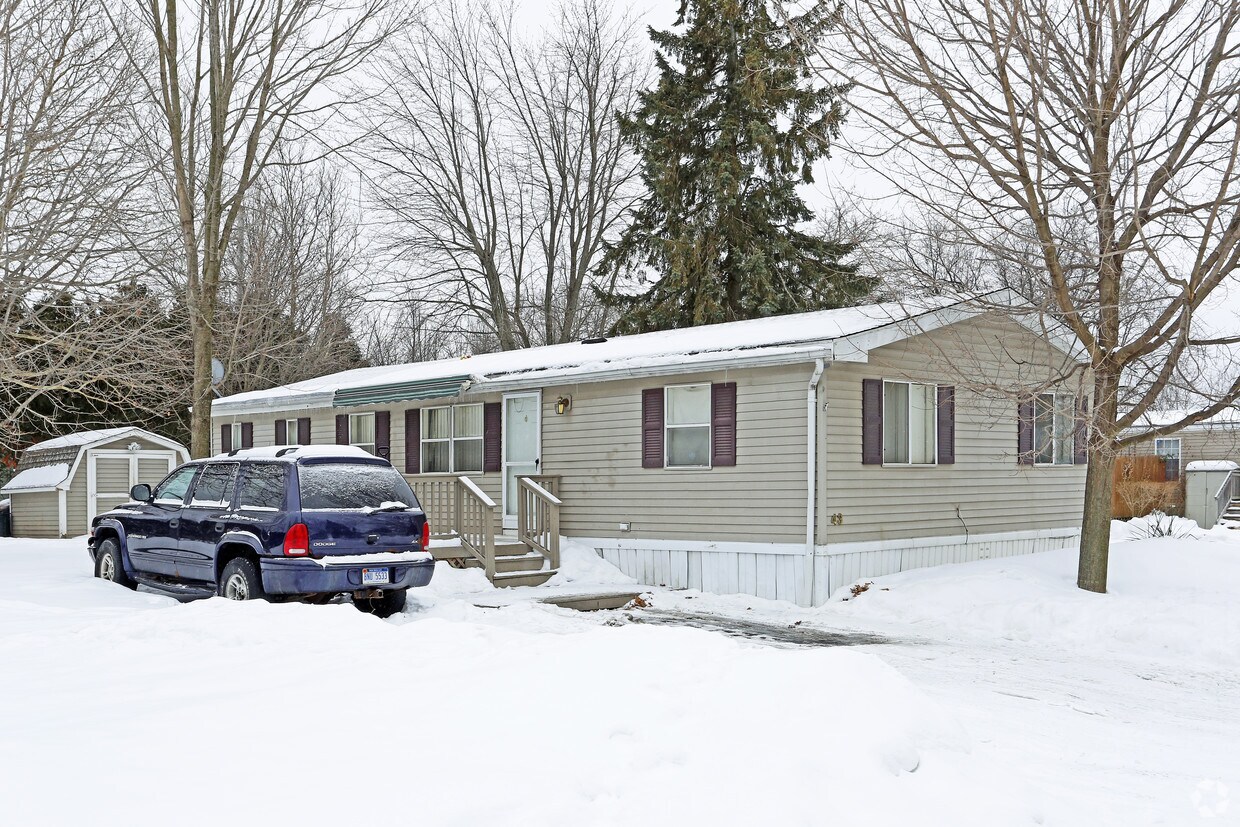 Lake Villa Manufactured Housing Community Apartments in Oxford, MI