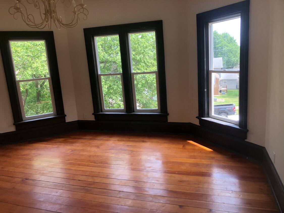 403 W 3rd St Unit A, Muscatine, IA 52761 Apartments in Muscatine, IA