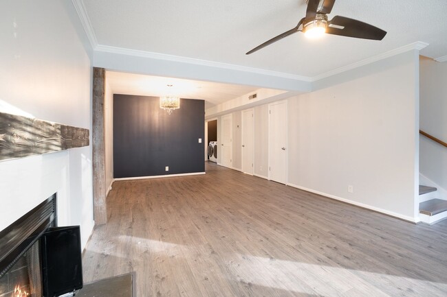 Building Photo - Cozy 2 Bedroom in Bellevue Now Available!