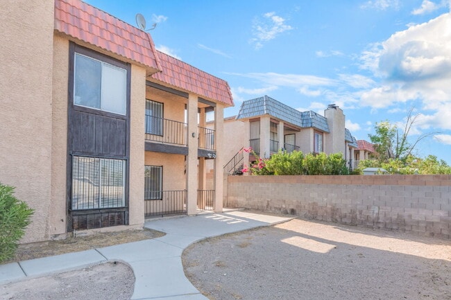 Building Photo - Downstairs unit B. One of a Kind Apartment with 2 bedrooms and 2 bathrooms with Laundry Room, Vie...