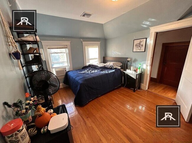 Building Photo - 4 bedroom in Newton MA 02467
