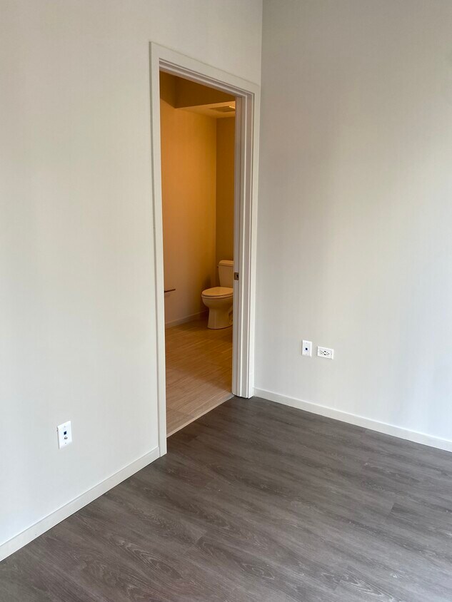 Foto principal - 705 N State St