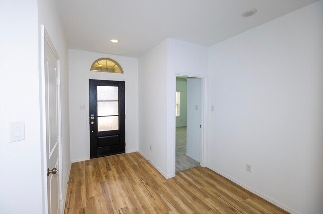 Foto del edificio - 5330 Sleepy Fox Ln