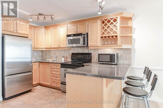 Photo du bâtiment - 633-633 Bay St.