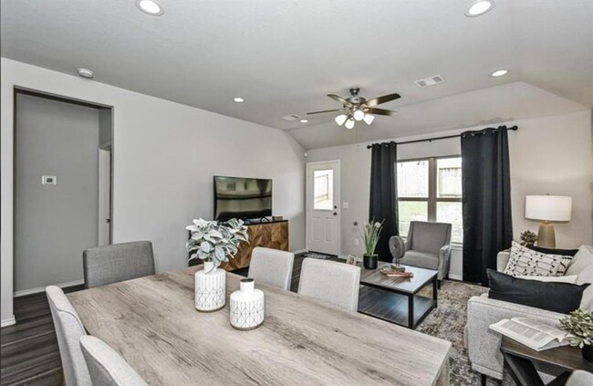 Building Photo - 25202 Pomegranate Pl