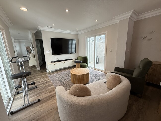 Foto del edificio - 328 Flaming Oak Dr