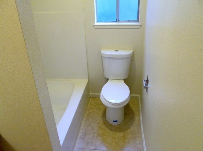 Building Photo - 4 Klondike Ct