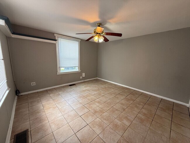 Foto del edificio - Large 3 bed 1 bath! - Elwood!