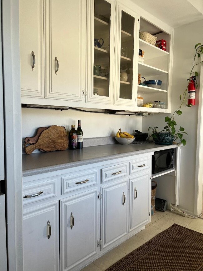 Kitchen cabinet - 4401 Willens Ave