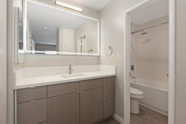 Building Photo - Awesome Updated 1 Bedroom apartment @ The Steelio with parking, pool and AC! EV Chargers!