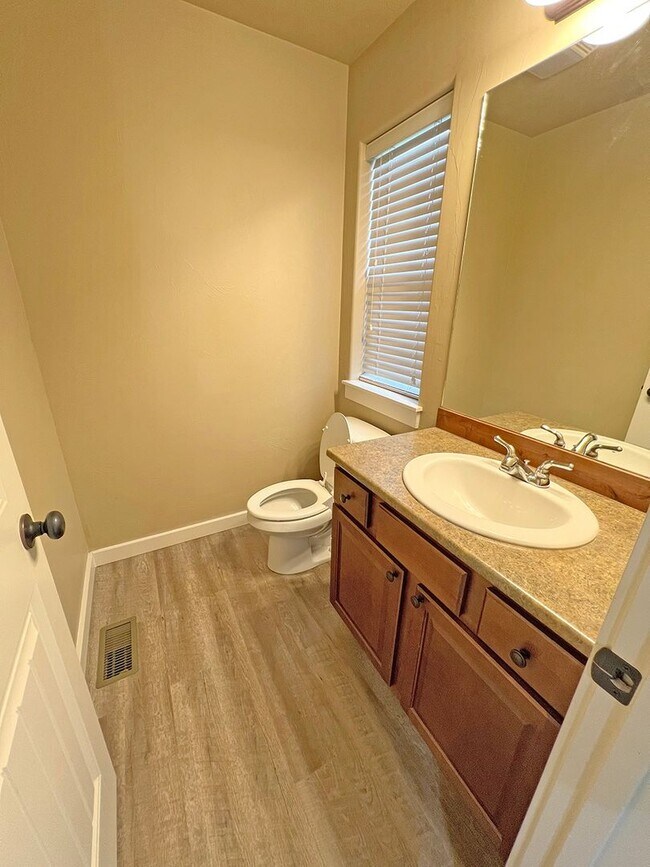 Foto del edificio - Three Bedroom in Four Corners, Water Included