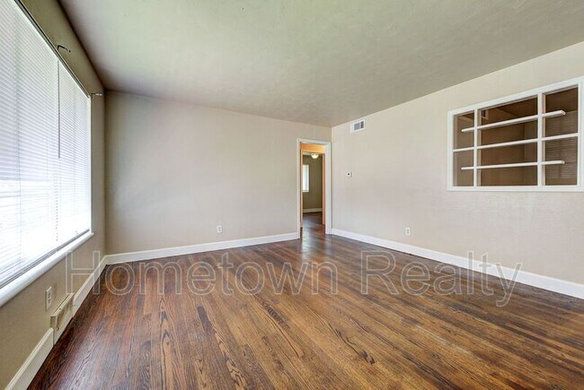 Building Photo - 729 E Bouse Dr