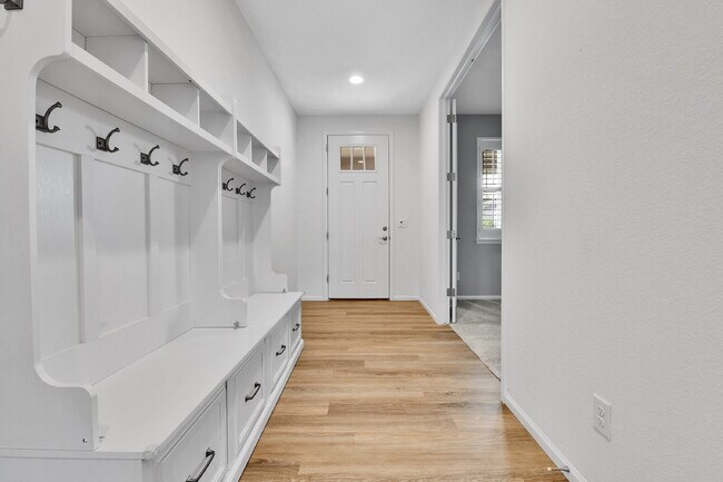 Foto del edificio - $4,850 - Spacious 5-Bed, 3.5 bath Home wit...