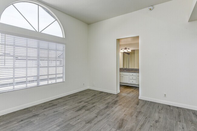 Foto del edificio - Remodeled 3 Bed Penthouse Condo