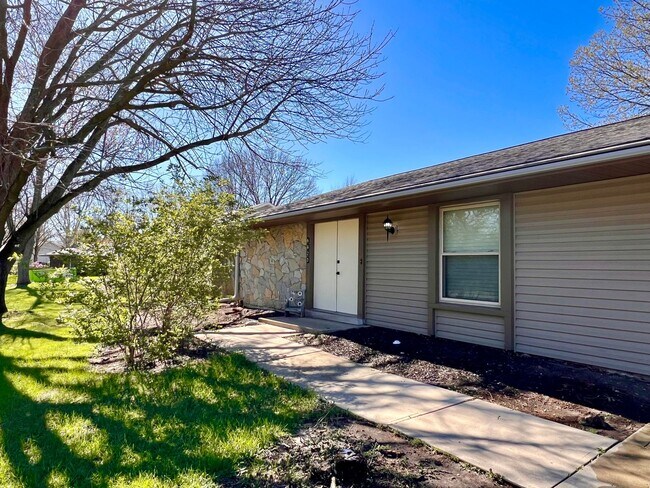 Building Photo - 6827 Azalea Dr