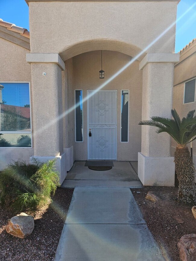 Foto del edificio - Beautiful and Stately home available in an active 55+ Community