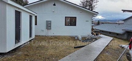 Building Photo - 1003 5th St E