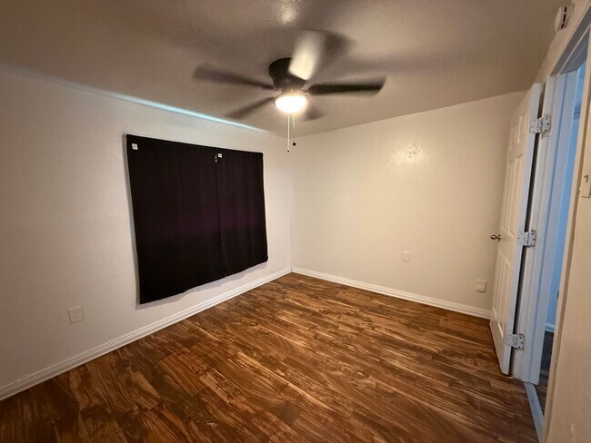 Foto del edificio - Charming 1-Bedroom Apartment with Hardwood Floors Near Downtown San Antonio