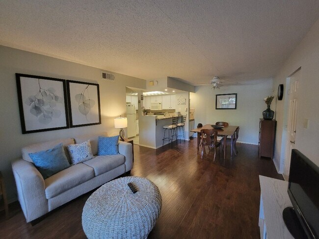 Foto del edificio - Lovely bottom floor UN-furnished condo Por...