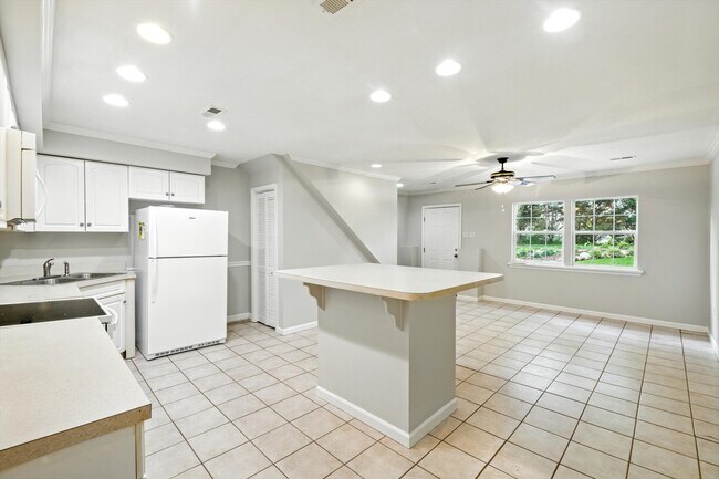 Foto del edificio - 2710 Hodge Rd