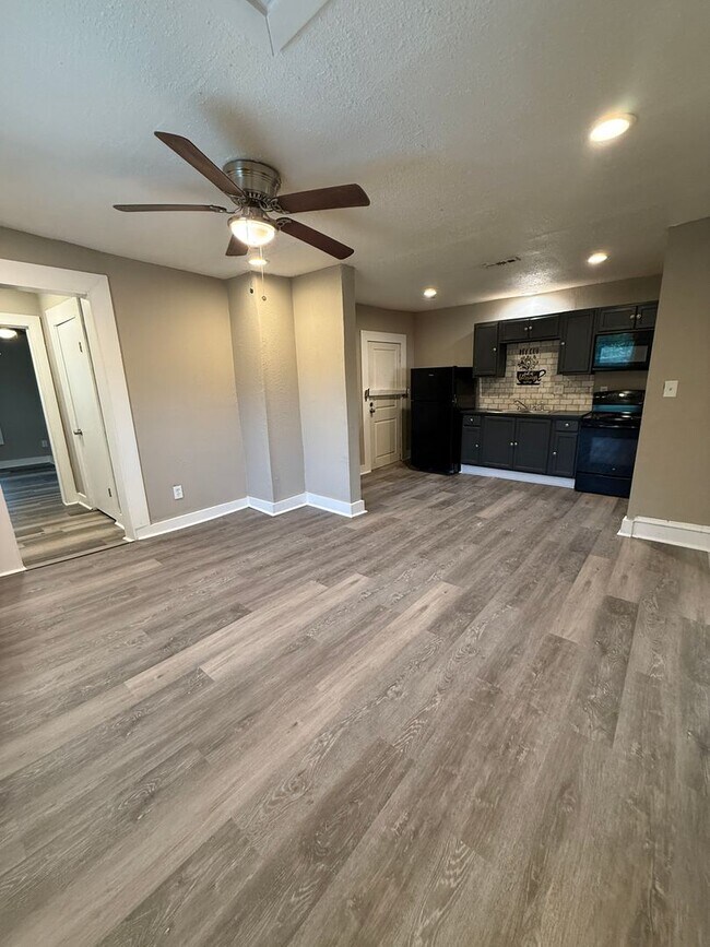 Building Photo - Fully Renovated 2 Bed / 1 Bath Duplex – Available Now