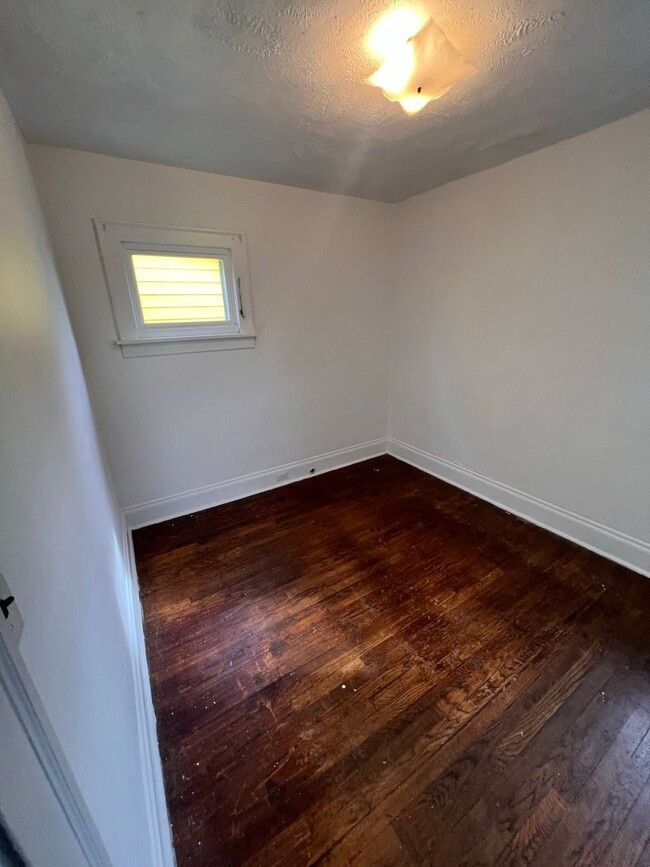 Building Photo - Section 8 Accepted: Affordable 4 Bed, 1 Ba...