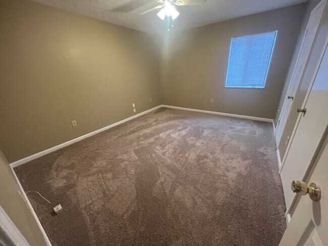 Building Photo - Campus View Apt-Walking Distance to UGA!