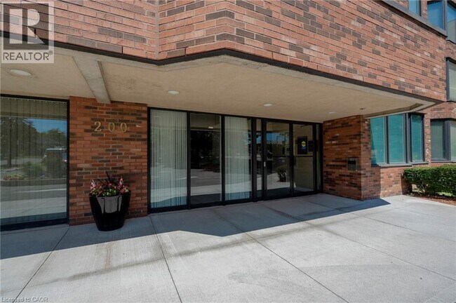 Photo du bâtiment - 200 Limeridge Rd W