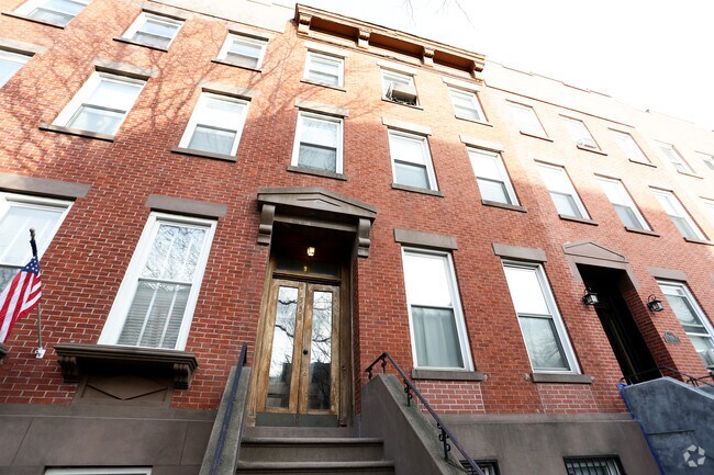 Building Photo - 558 Henry St