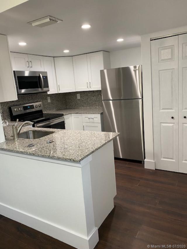 Building Photo - 10221 Fontainebleau Blvd