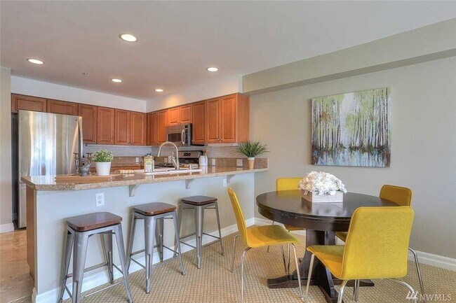 Foto del edificio - 2425 33rd Ave W