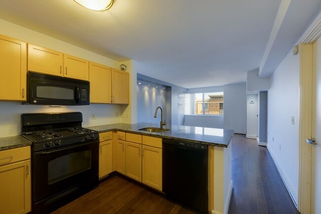 Building Photo - Modern One-Bedroom Move-In Ready Waterfront Living in SW DC