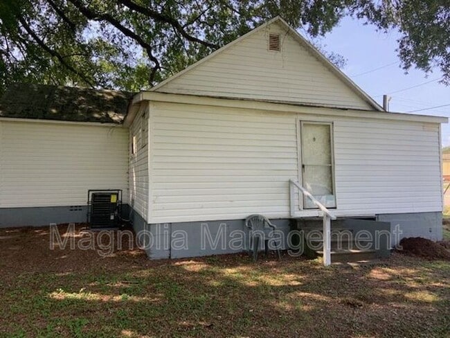 Building Photo - 1502 Parham St