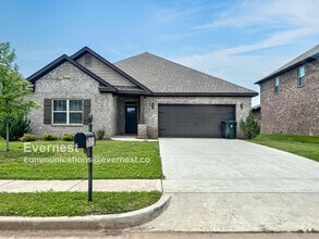 Building Photo - 118 Holly Fern Dr.