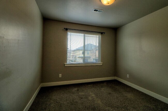 Foto del edificio - 3 bed 2.5 bath townhome in Salem