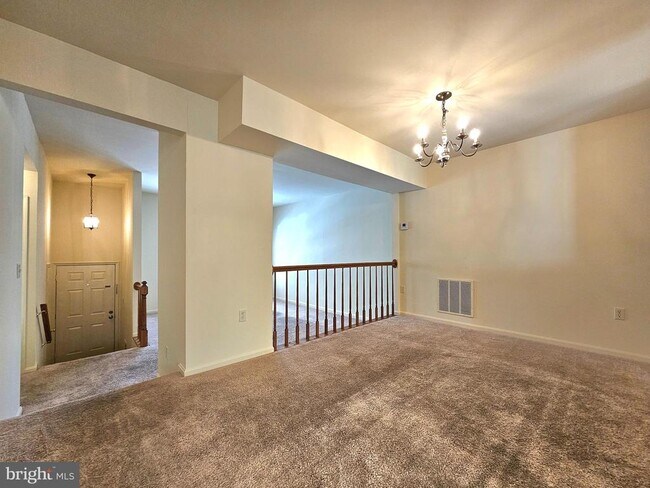 Building Photo - 4734 Gainsborough Dr