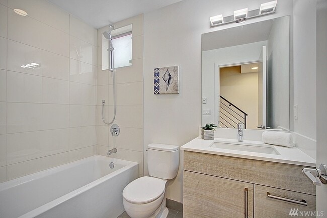 Foto del edificio - 4128 36th Ave SW