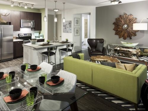 Foto del edificio - 2425 Victory Park Ln