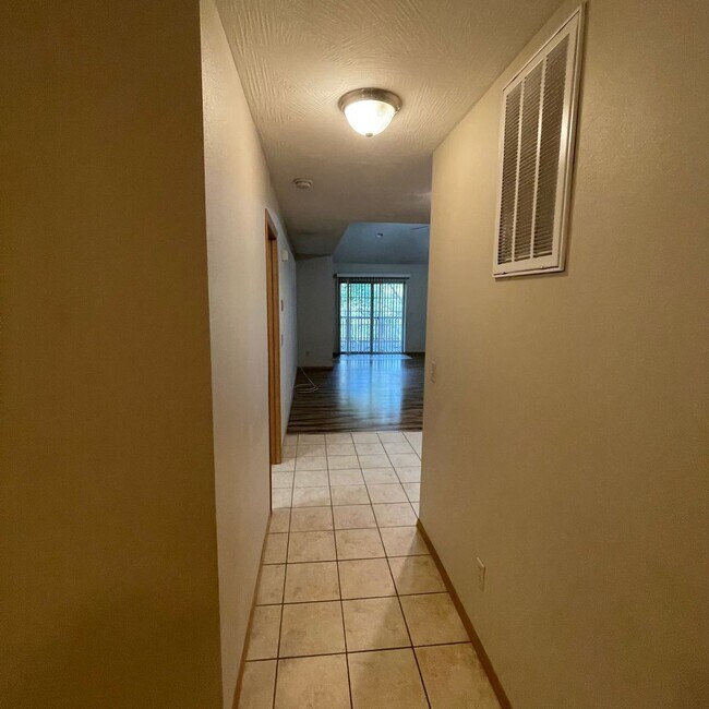 Foto del edificio - Beautiful 4 bedroom 3 full bathroom Townhome available Now!