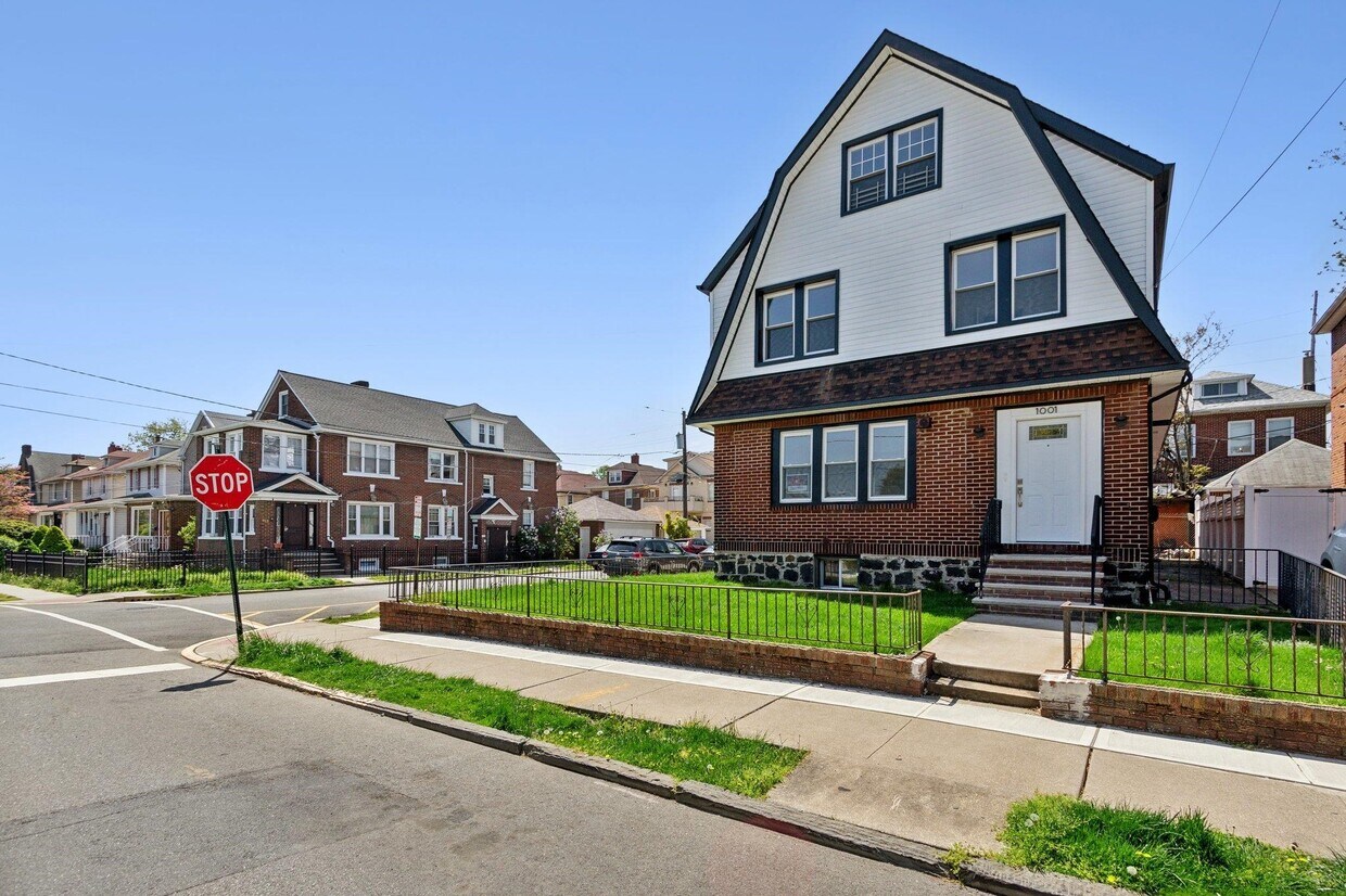 Primary Photo - 1001 80th St