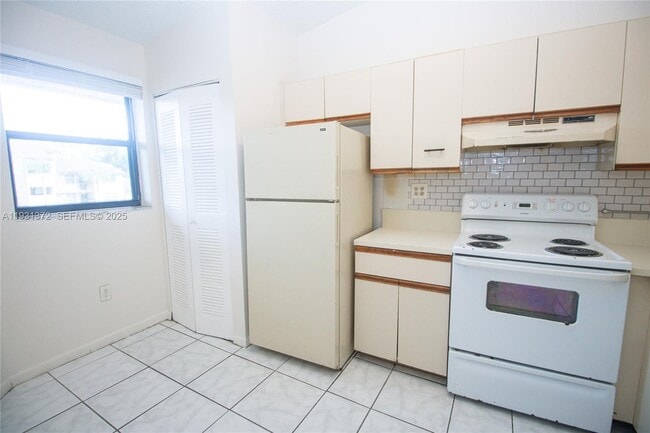 Building Photo - 9962 Nob Hill Pl