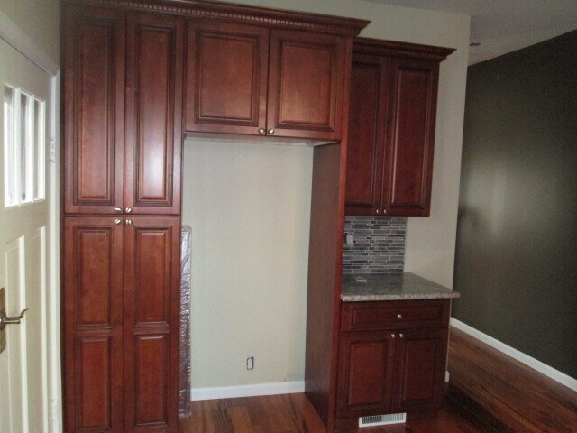 Foto del edificio - 2 Bedroom, 1 Bath Townhome in trendy Bloomfield.  Convenient!