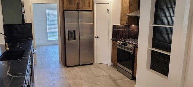 Foto del edificio - 1723 Lakeway Blvd