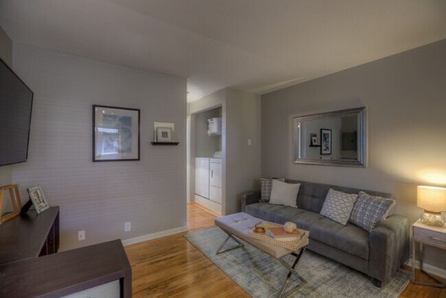 Foto del edificio - Cozy One-Bedroom at The Slips at Blackstone – Includes In-Unit Laundry! Limited-Time Special — $9...