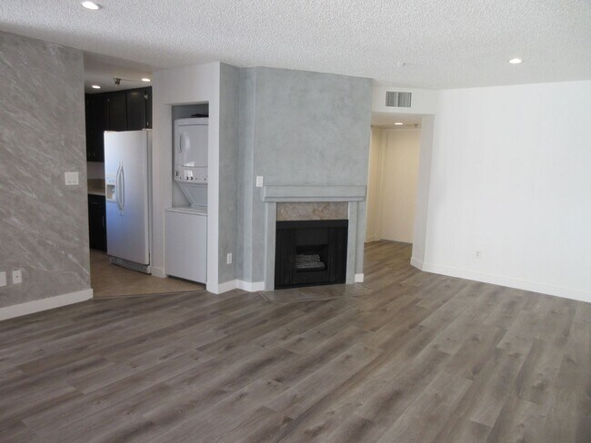 Building Photo - 2 bedroom Canoga Park condo on Eton Avenue...