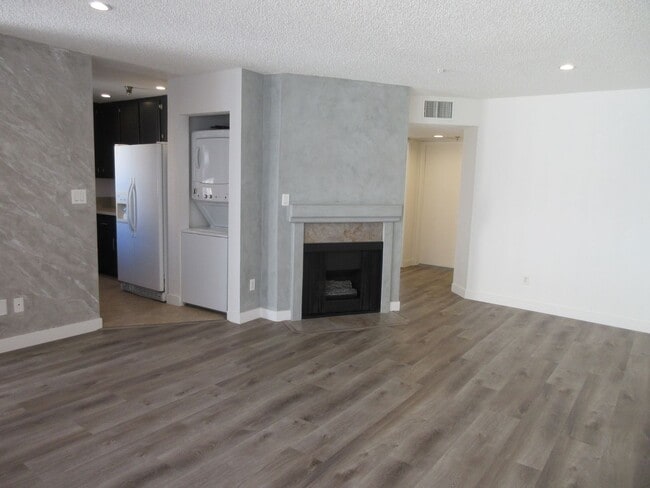 Building Photo - *Reduced* 2 bedroom Canoga Park condo with stackable washer and dryer provided!